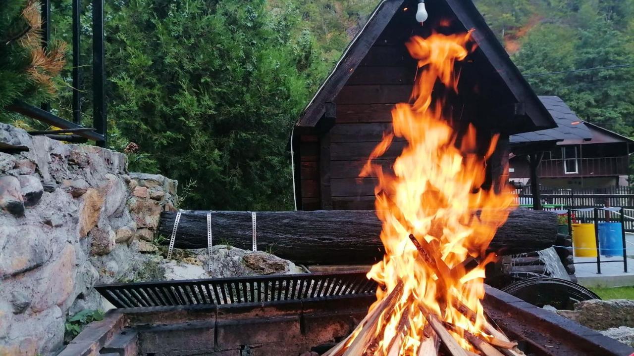 Hanul Vanatorului Gureni Exterior foto